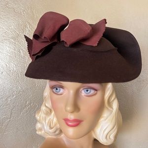 REMARKABLE 1940's BROWN FELT TILT HAT WITH GROSGRAIN BOW.